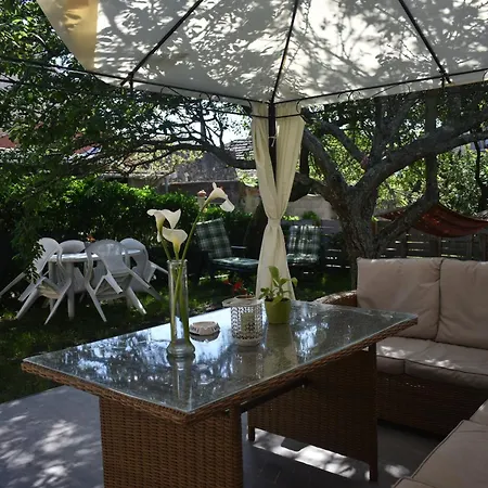 Jardin, Terraza Y Barbacoa * או גרובה
