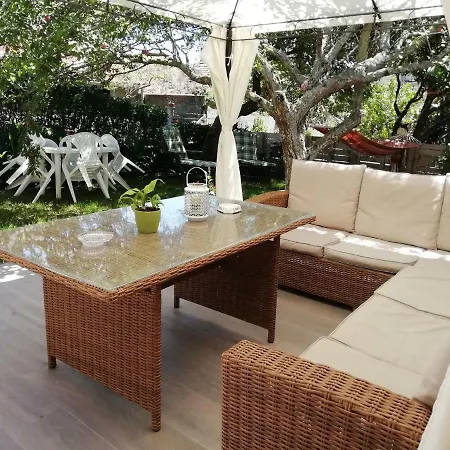 Jardin, Terraza Y Barbacoa או גרובה